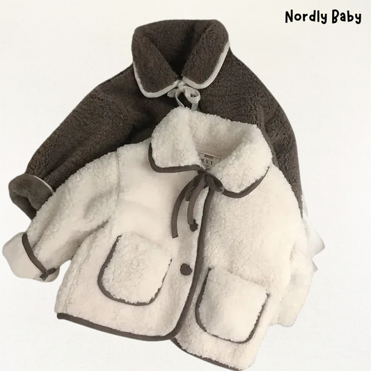 BlødLune Jakke – Tykk Fleecejakke med Krave & Sløjfe